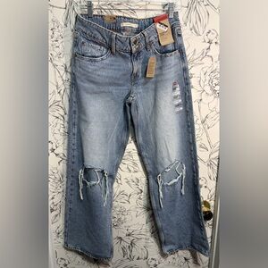 NWT Women's Levi’s Distressed Jeans